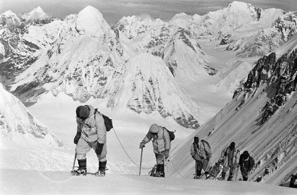 △1960年5月，中國登山隊隊員在海拔7150米的冰雪坡上行進。
