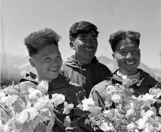 △1960年5月25日凌晨4點20分，中國登山隊隊員成功登上珠穆朗瑪峰。（右起）王富洲、貢布（藏族）和屈銀華。